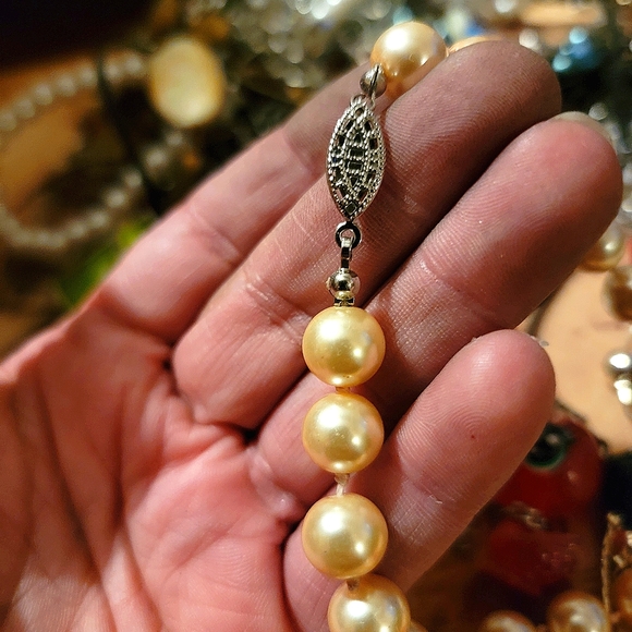 Vintage Glass Pearl's Like Brand New Absolutely Beautiful ✨️ - Picture 2 of 6